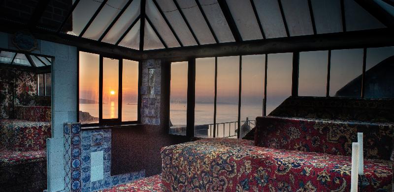 Intérieur détaillé du bureau de Victor Hugo à Hauteville House, lieu de création littéraire